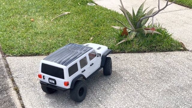 Axial SCX6 vs Jeep JL Rubicon смотреть онлайн