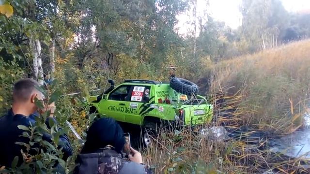 Jeep Grand Cherokee едет по болоту на заднем приводе. смотреть онлайн