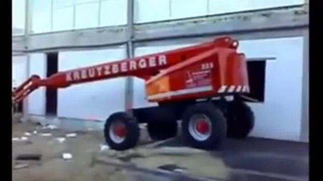 Boom lift accident / Неудачное управление подъемником смотреть онлайн