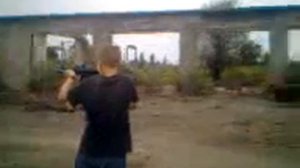 Подросток стреляет с ак47