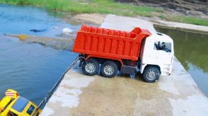 Грузовики толкают друг друга в воду