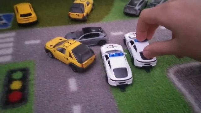 Land Rover Freelander VS Peugeot 208 Crash toy смотреть онлайн