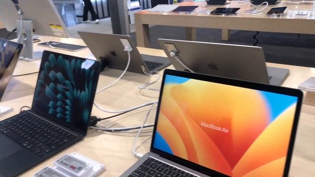 BEST BUY TOUR IN CANADA 2023 || BACK TO SCHOOL SALES || IPHONE 15 PRO MAX, MACBOOK, CAMERAS смотреть онлайн