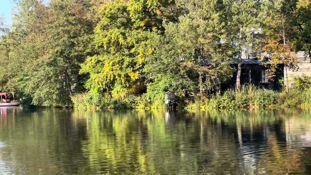 Autumn at Royal Lazienki Park in Warsaw-iPhone 13 Pro смотреть онлайн