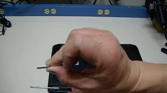 Simple trick with screwdriver to effectively remove screws смотреть онлайн