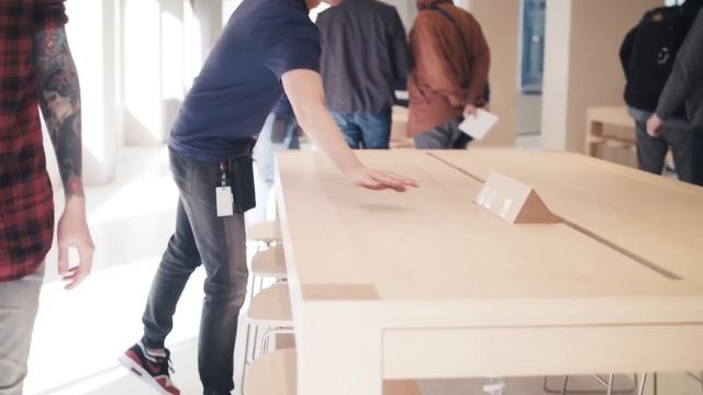 3 Tage Anstehen für ein T-Shirt I Apple Store Köln  смотреть онлайн