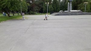 Как кататься на роликах спиной вперёд или плечами назад. Для начинающих роллеров!