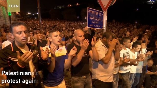 Palestinians pray near contested holy site, Israel to replace metal detectors смотреть онлайн