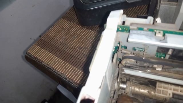 Paper repeatedly folded at the corner (पेपर कोने पर बार बार मुड़ जाता है) смотреть онлайн