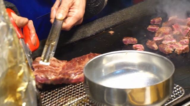 Street steak with fried potatoes, salad in Myeong-dong / korean street food смотреть онлайн
