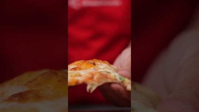 Пицца с морепродуктами и соусом Том Ям смотреть онлайн