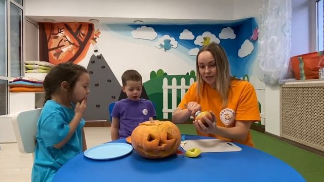 Let's make jack-o-lantern out of the apple together смотреть онлайн