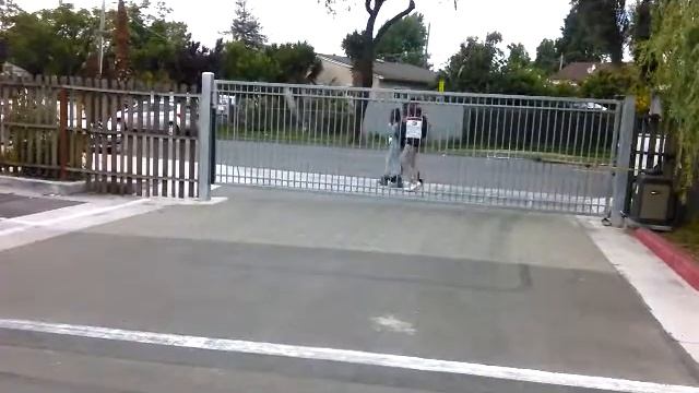 Swinging Gate Malfunction and Car Damage смотреть онлайн