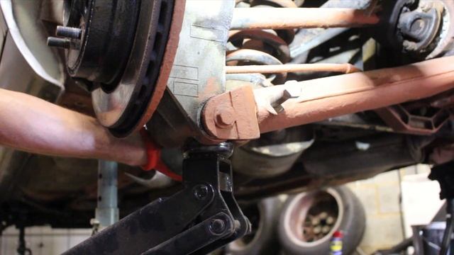 Jaguar X308 XJ8 Rear Shock and Spring Removal смотреть онлайн