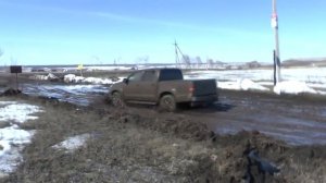 Испытание тойоты хайлюкс грязью и снегом. Пикапы рулят!