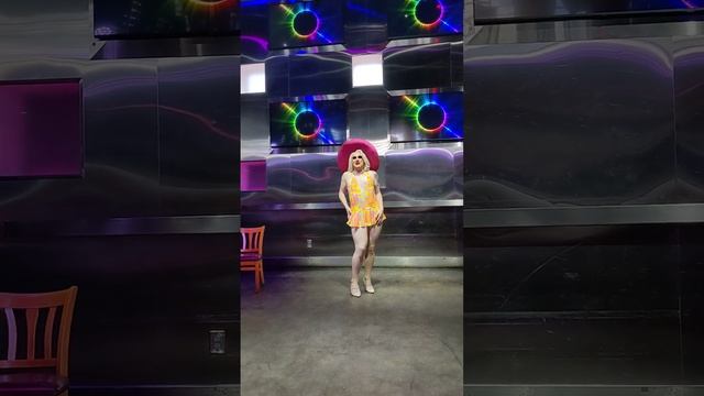 Makeup and Mimosas 03/05 - Apple Adams смотреть онлайн