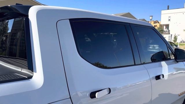 2022 Rivian R1T Walk Around - Glacier White Exterior - 20” Dark AT Wheels - Black Mountain Interior смотреть онлайн