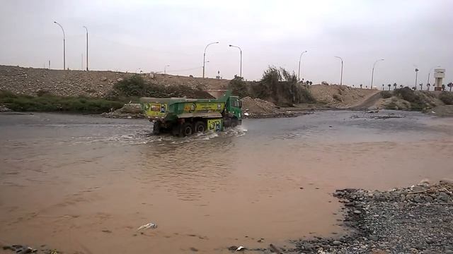 Volquete FAW 6x4 GNV Cargado cruzando el Rímac - SINOMAQ смотреть онлайн