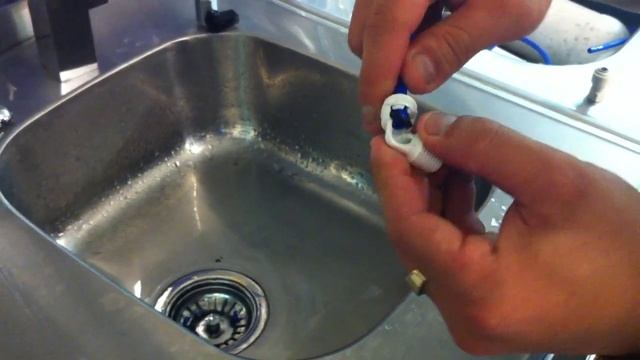 How a Quick Connect Water Filter Fitting Works (John Guest Type) смотреть онлайн