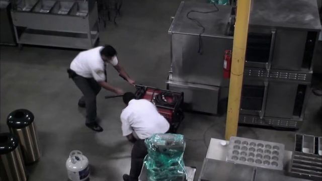 Security Guard Is Caught Using Kitchen Appliances In The Warehouse He Works For | Mystery Diners смотреть онлайн