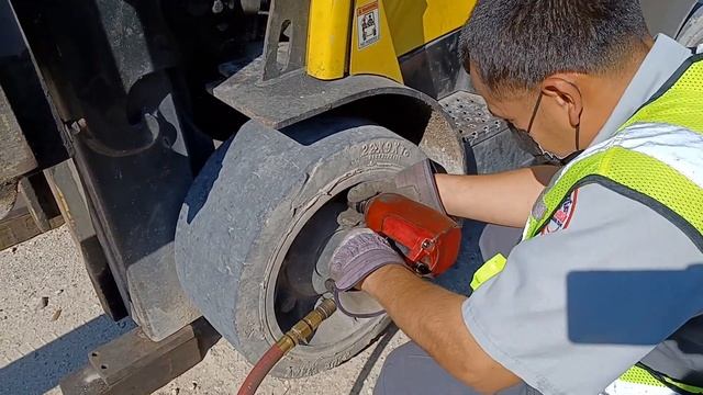 How To Lift a Forklift without a forklift jack смотреть онлайн