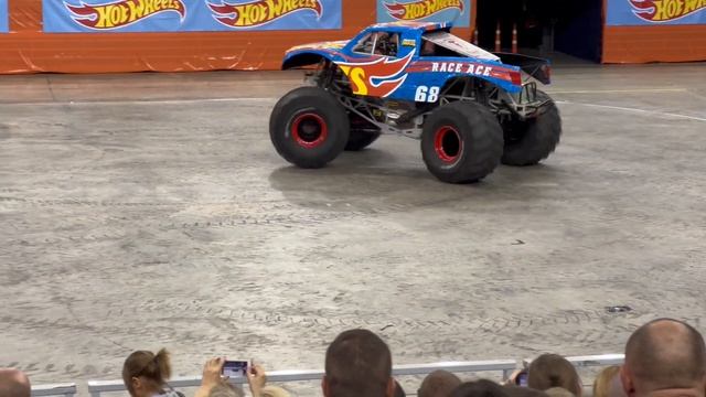 HOT WHEELS MONSTER TRUCKS LIVE! JOIN LINCOLN & SOPHIAH AS THEY GO TO THIS WILD MONSTER TRUCK EVENT смотреть онлайн