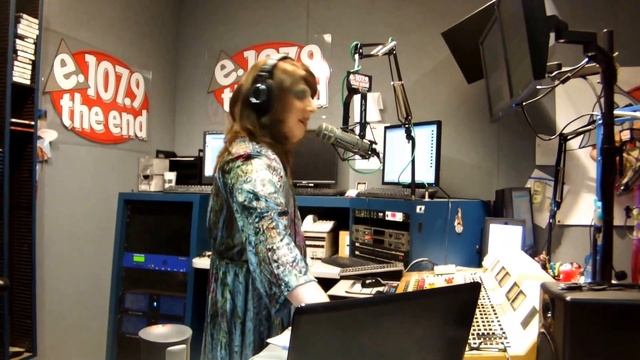 AllEventMakeupArt.com owner Aimee McMurray Does Pro Drag Makeup For 107.9 The End смотреть онлайн