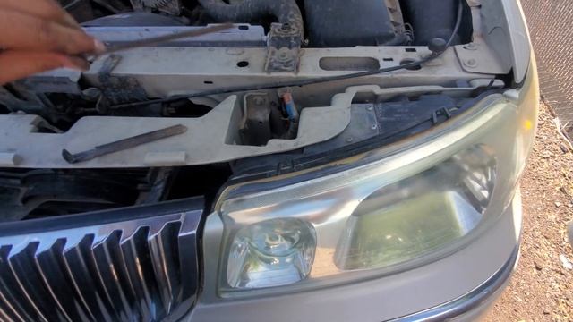 Headlight removal Lincoln Town Car 98-02 смотреть онлайн