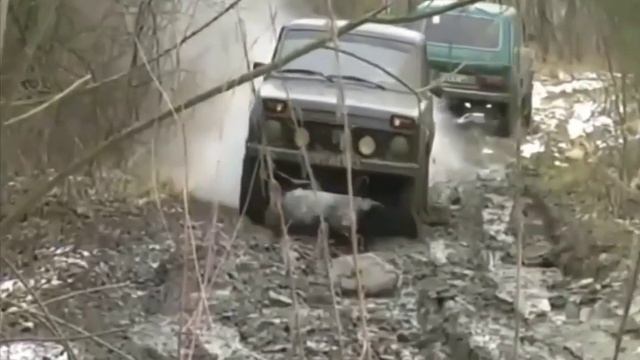 Внедорожники по бездорожью. Веселые покатушки по грязи смотреть онлайн