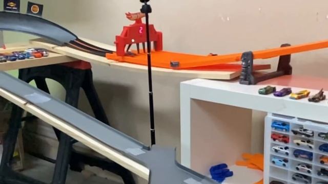 Hotwheels Racing: Johnny Lawrence (Corba Kai) Vs. Daniel (LaRusso Motors) смотреть онлайн