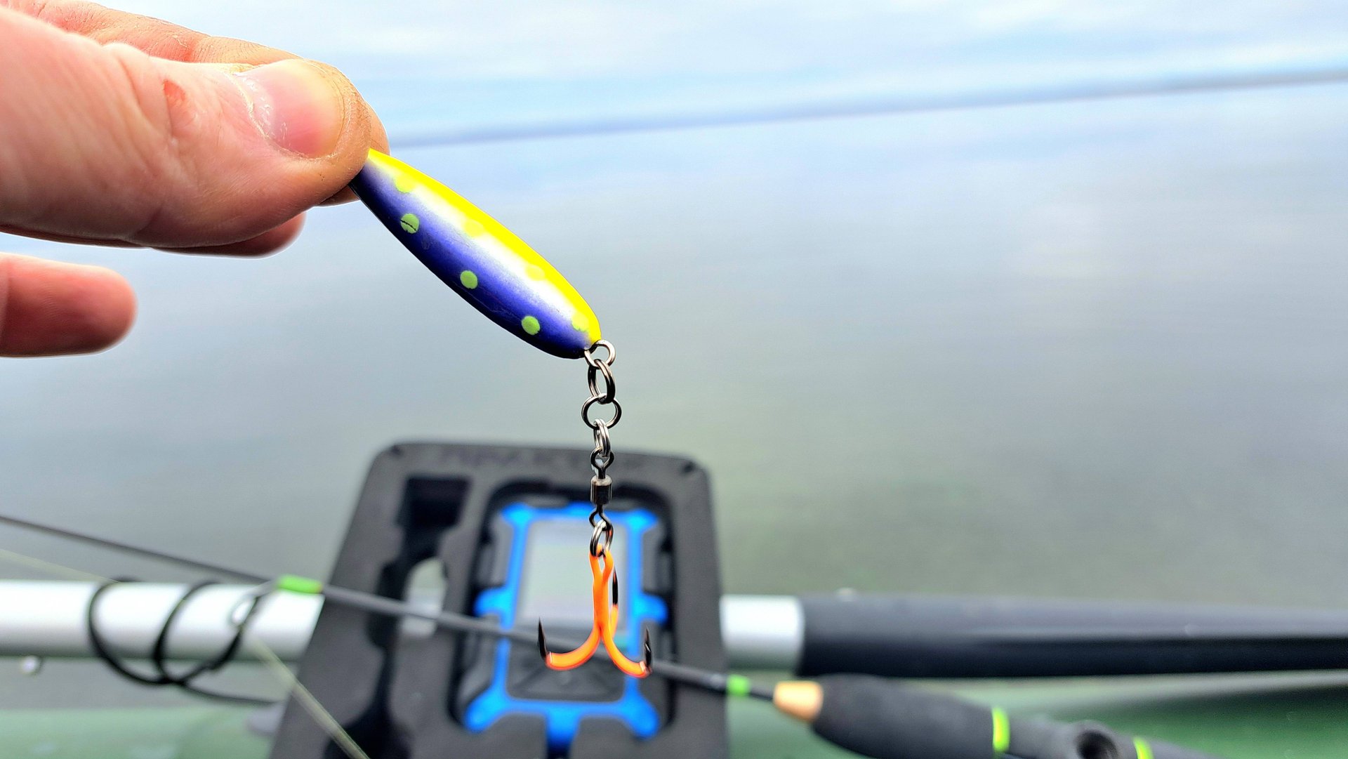 РЫБАЛКА НА ЗИМНИЕ СНАСТИ. Ловля Судака и Берша в отвес с лодки. Скоро Первый Лед. смотреть онлайн