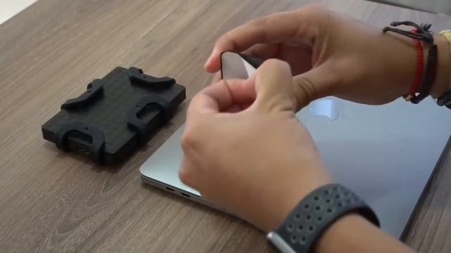 A Laptop Lid Mount for Your External Hard Drives смотреть онлайн