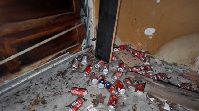 Drug Dealers ABANDONED Retro 1980s Hideout House l WHAT HAPPENED HERE?!? смотреть онлайн