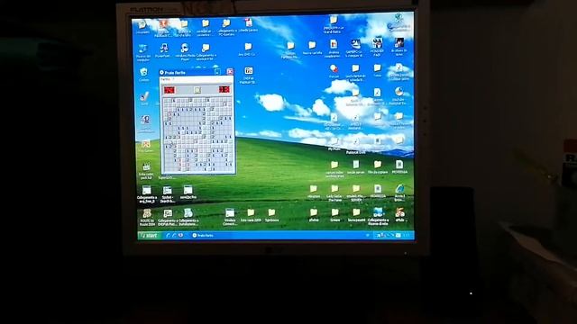 Playing Minesweeper on Windows XP (With Coconut Mall playing in Background) смотреть онлайн
