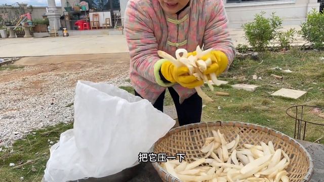 大家还记不记得我晒过萝卜干，快来围观二舅娘有没有晒成功 смотреть онлайн