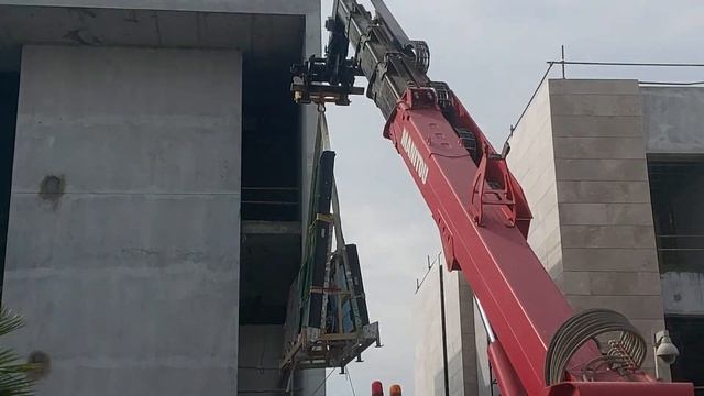 Lifting Huge Window Glass Critical Work