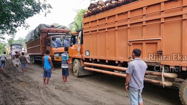 Beginilah Solidaritas Supir Tanpa Batas Di Jalan Rusak Saling Menolong смотреть онлайн