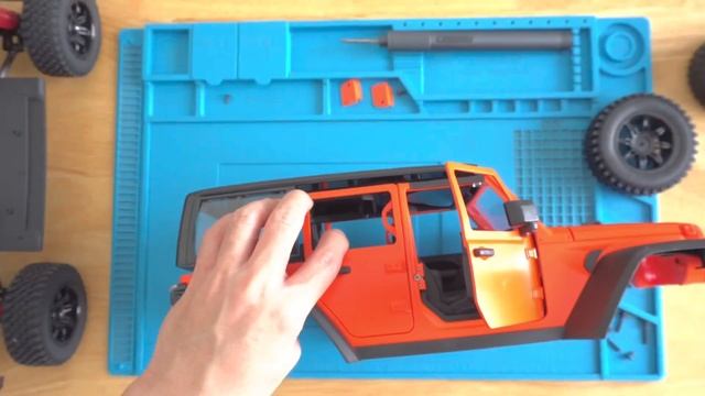 Remove the hood from the 1/12 Scale MN128 Jeep Wrangler Rubicon 392 смотреть онлайн