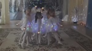 танец Звёздочек в детском саду на новогоднем празднике.
Дети 6-7 лет