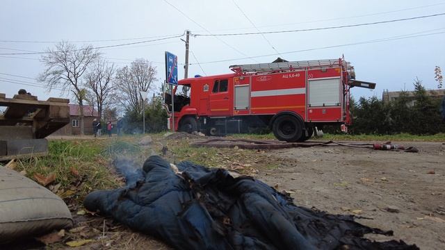 Пожар в расселённом деревянном здании в центре Ивангорода смотреть онлайн