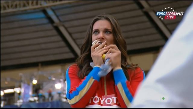 Елена Исинбаева раcплакалась во время исполнения гимна России