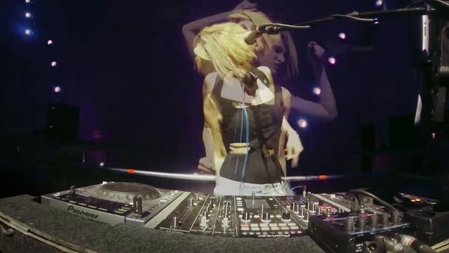 Olivia Krash — Dangerous (Cover on Big Data) смотреть онлайн