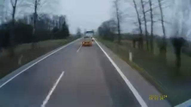 На трассе лопнуло колесо у фуры! Жесть! смотреть онлайн