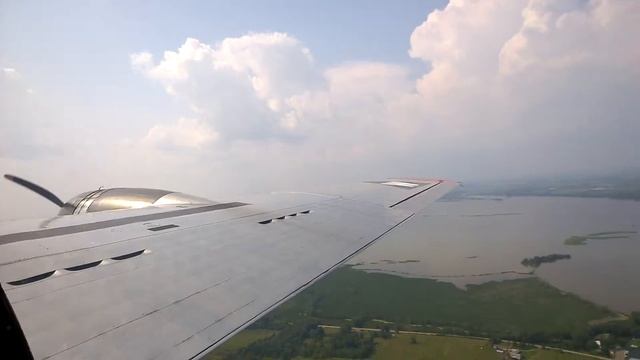 AirVenture 2014 - View out the B17 смотреть онлайн