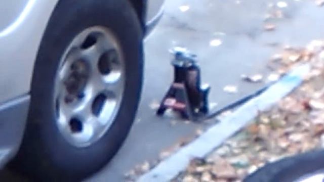 2000 Navigator, changing a tire смотреть онлайн