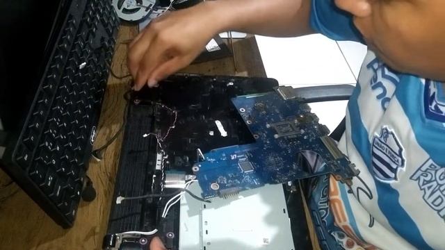 como trocar o alto falante do notebook Samsung... смотреть онлайн