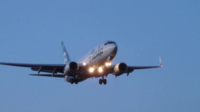 Alaska Airlines Boeing 737-700 [N618AS] landing in PDX смотреть онлайн