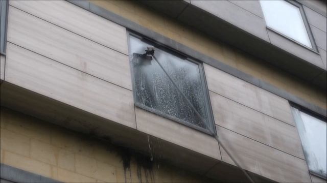 How to clean windows with egg and bird mess using water fed poles смотреть онлайн