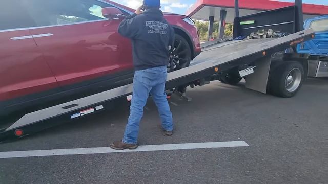 Tow truck driver stuck at tesla supercharger because charge cord would not release смотреть онлайн