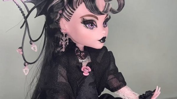 Monster High Draculaura Vampire Heart 🩷🖤